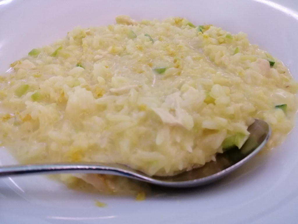 crema di riso al latte di cocco con pollo zafferano di navelli e zucchine