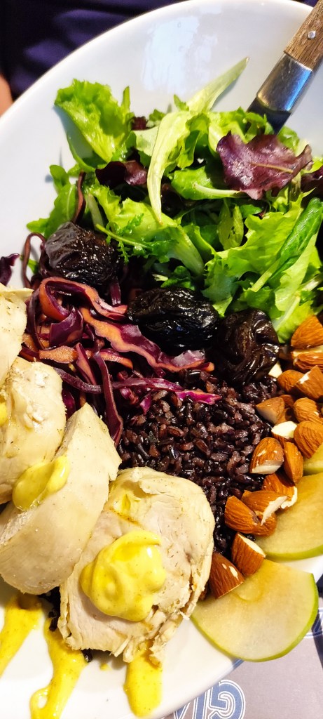 poke con riso nero pollo e insalata