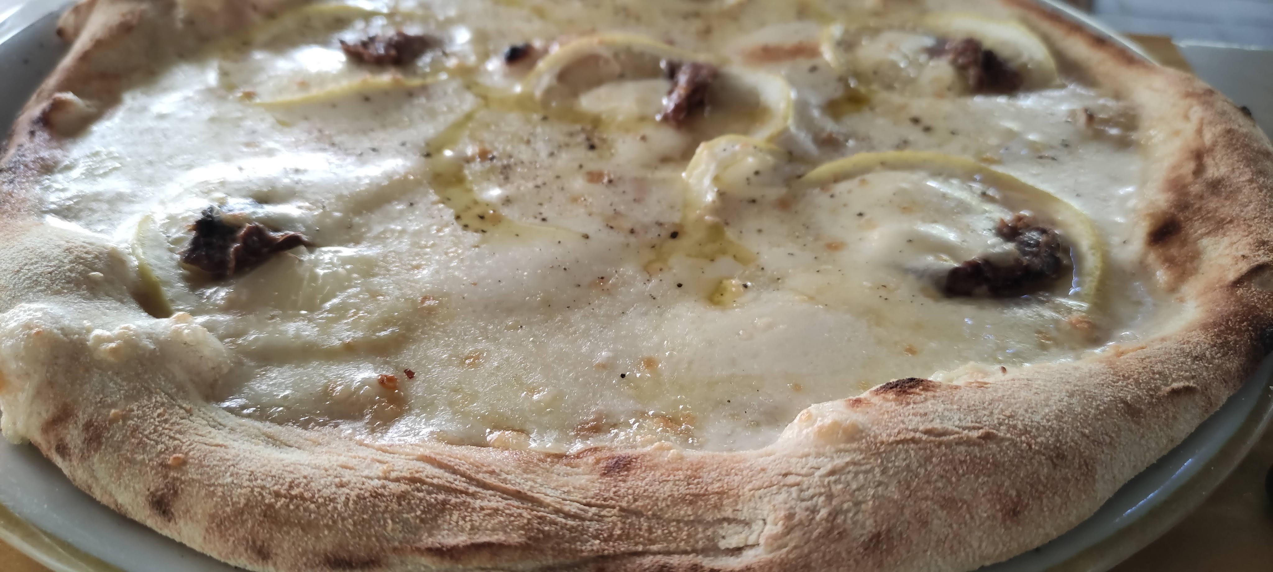 pizza con farine integrali, provola affumicata, limone della costiera amalfitana IGP, pepe